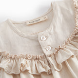 Beige heldragt til baby med korte ærmer og flæsedetaljer