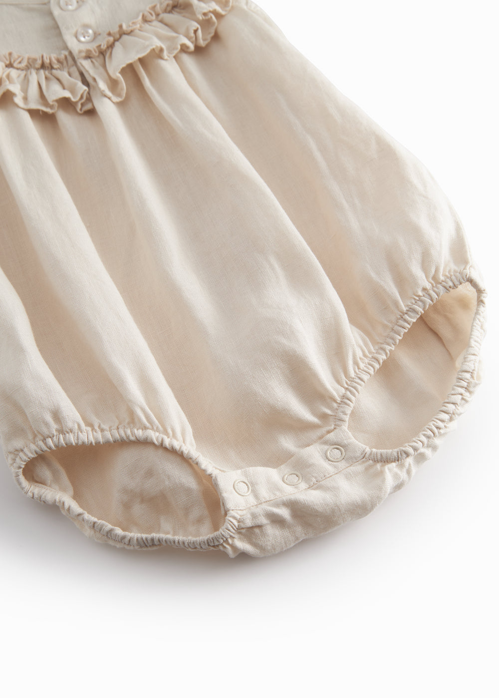 Beige heldragt til baby med korte ærmer og flæsedetaljer