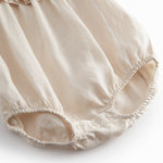 Beige heldragt til baby med korte ærmer og flæsedetaljer