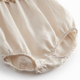 Beige heldragt til baby med korte ærmer og flæsedetaljer