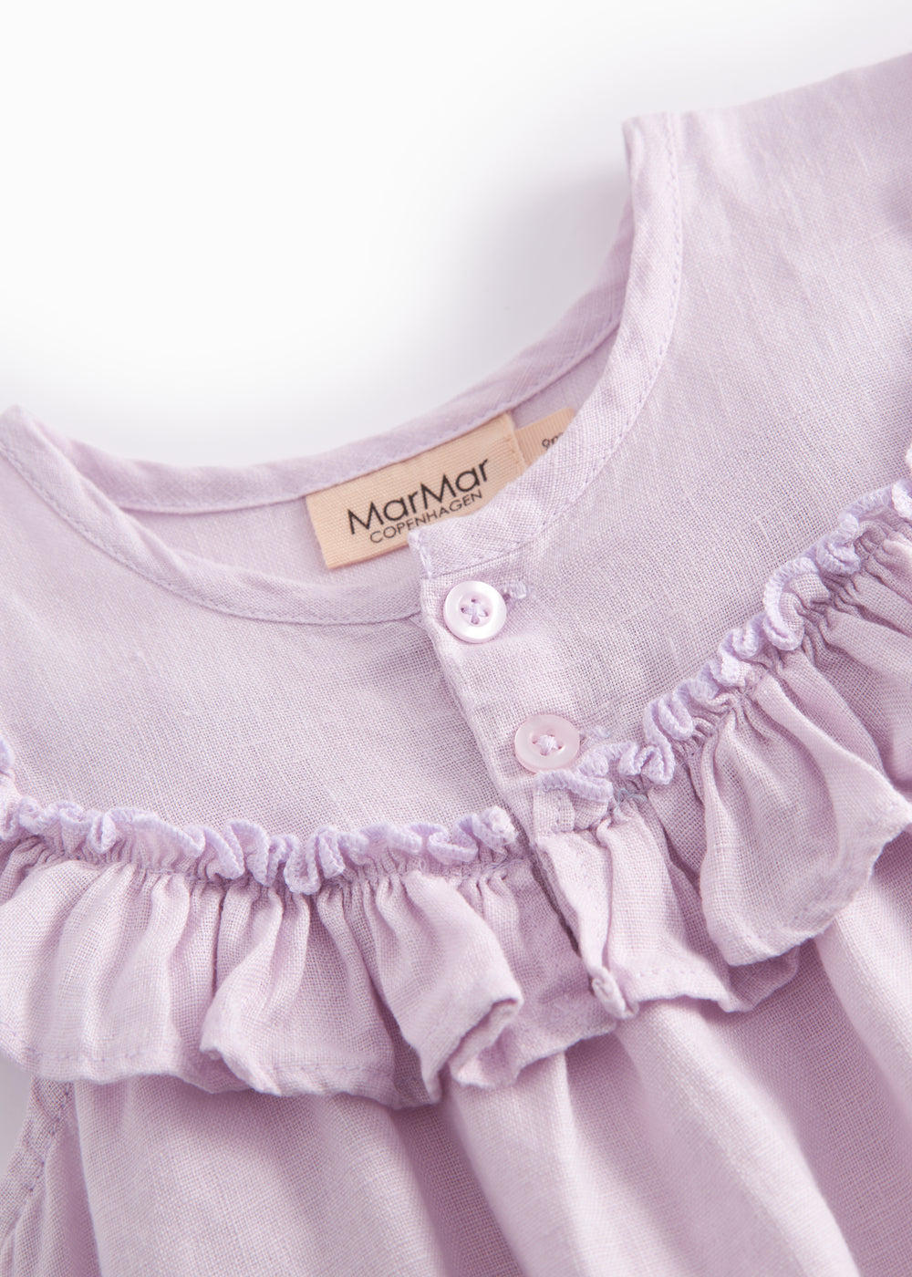 Lys lilla heldragt til baby med korte ærmer og flæsedetaljer