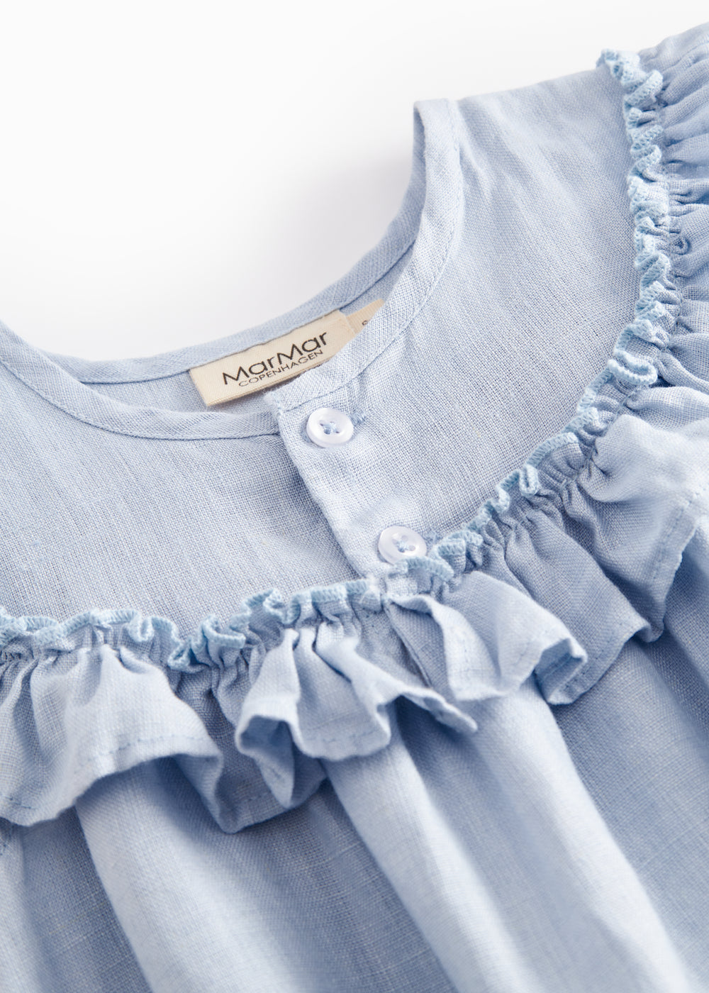 Lyseblå heldragt til baby med korte ærmer og flæsedetaljer