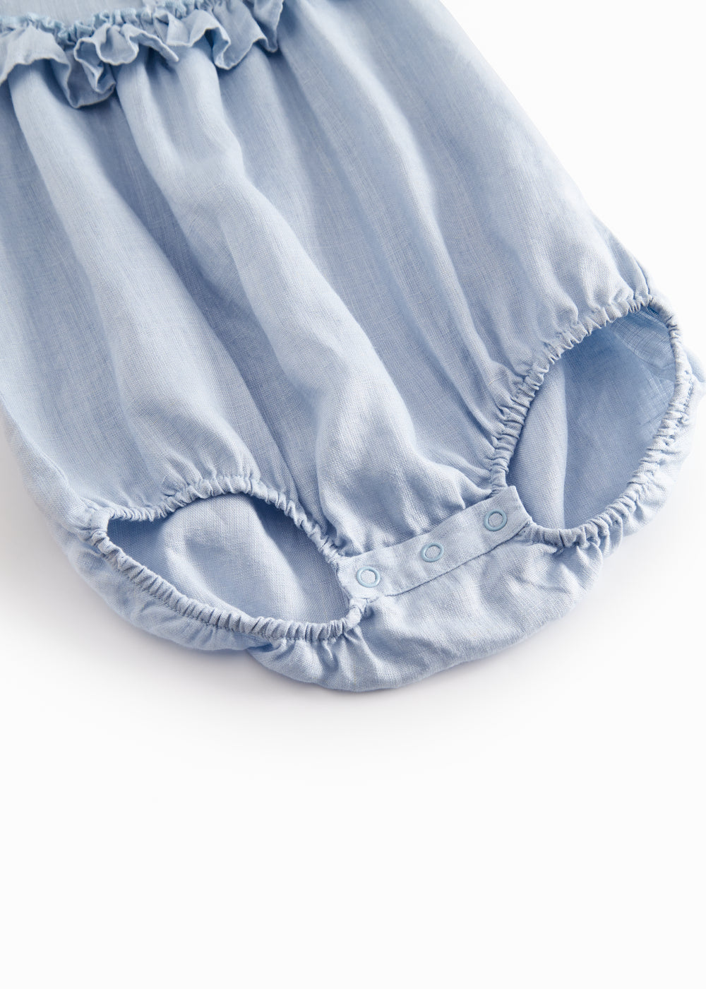 Lyseblå heldragt til baby med korte ærmer og flæsedetaljer