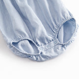 Lyseblå heldragt til baby med korte ærmer og flæsedetaljer