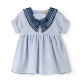 Kortærmet kjole med fin matroskrave og sløjfe foran