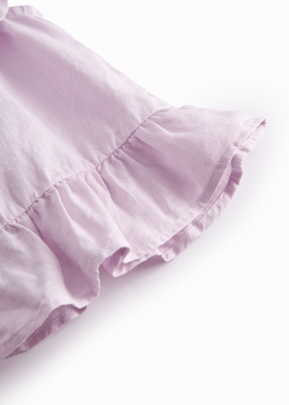 Ærmeløs lys lilla top til baby med flæsedetaljer