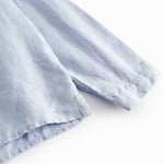 Lyseblå langærmet skjorte til børn med kinakrave og knaplukning foran