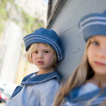 Børn iført matroshatte og sjømandsinspirerede outfits