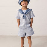 Barn iført matroshat og sjømandsinspireret sæt