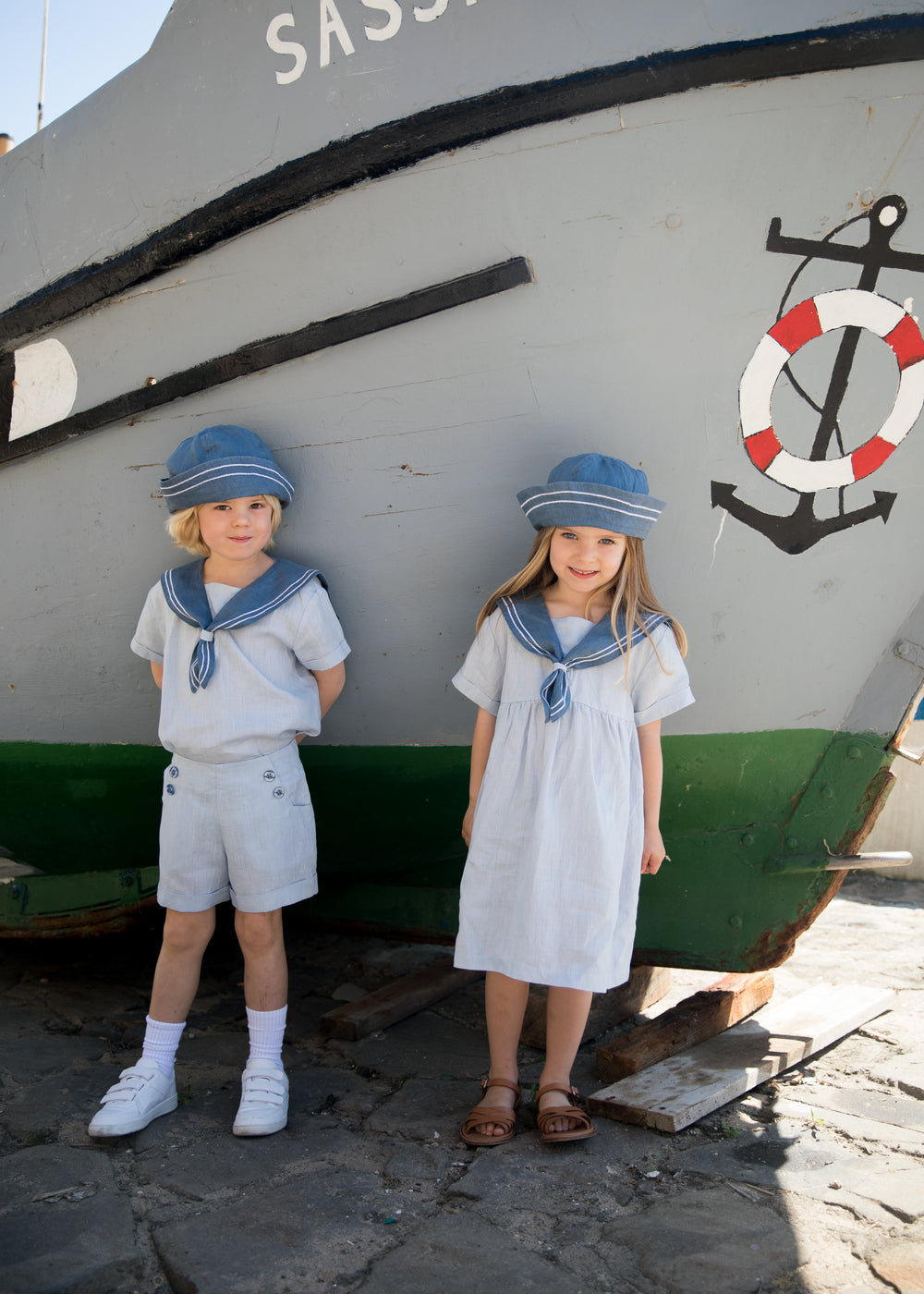 Børn iført matroshatte og sjømandsinspirerede outfits