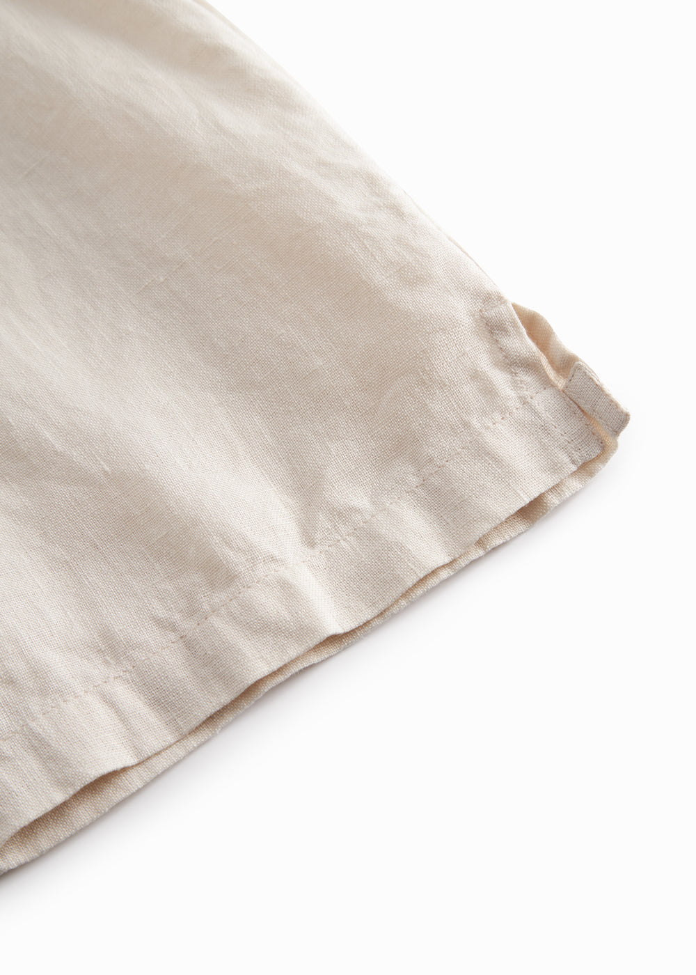 Ærmeløs beige top til børn med  flæsedetaljer