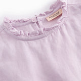 Ærmeløs lys lilla top til børn med flæsedetaljer