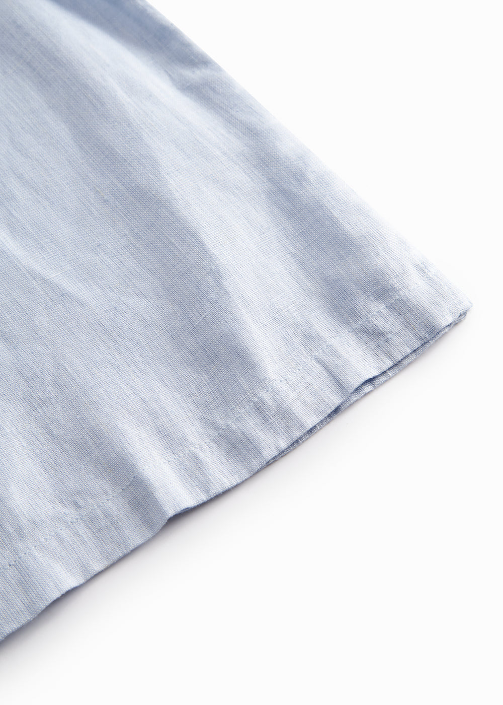 Ærmeløs lyseblå top til børn med flæsedetaljer