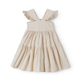 Ærmeløs beige kjole til børn med brede stropper og flæser på skulderen og smock bagpå