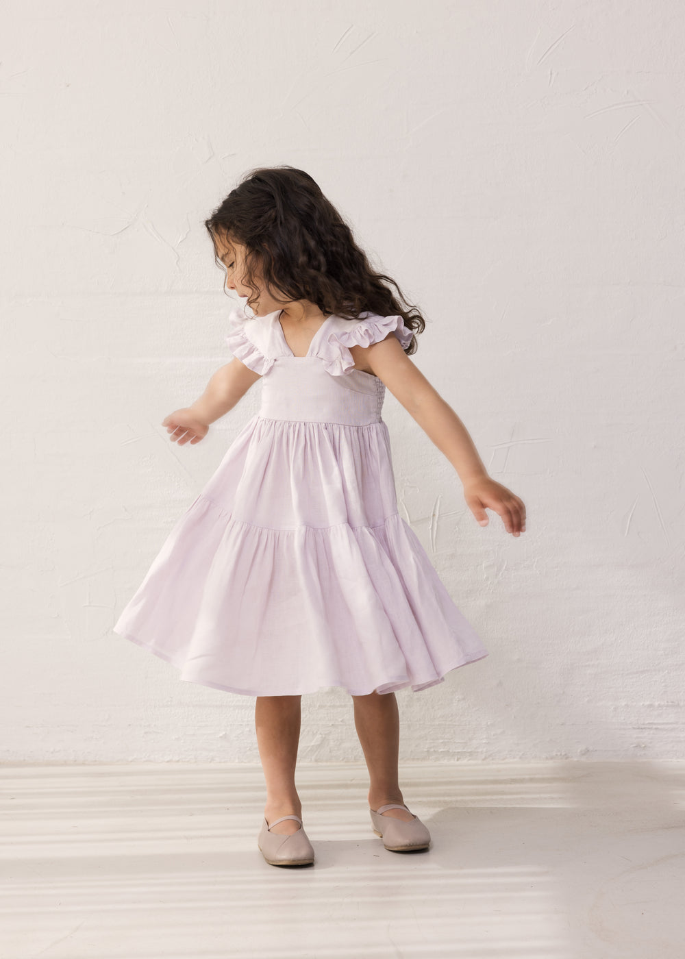 Pige iført Ærmeløs lyserød kjole