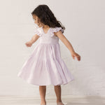 Pige iført Ærmeløs lyserød kjole