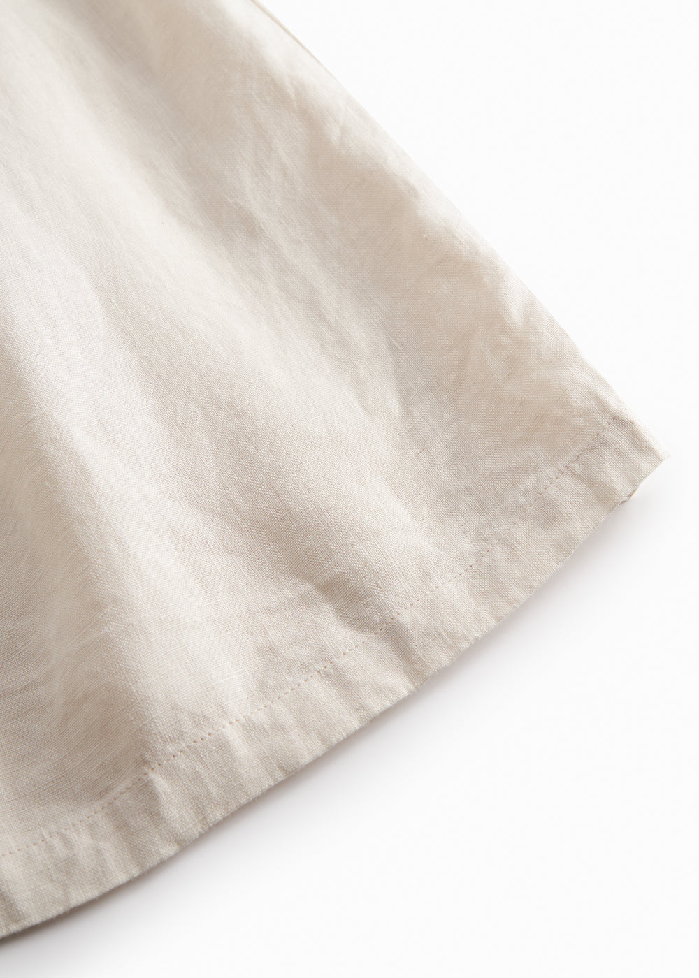 Beige nederdel til børn med sidelommer og knapper