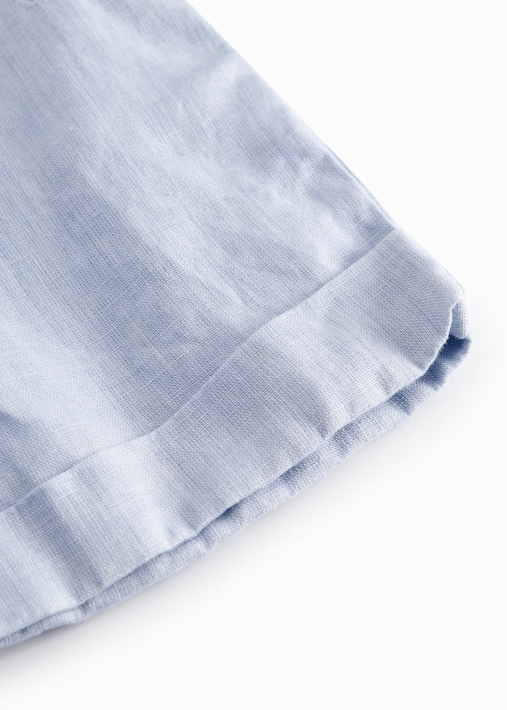 Lyseblå shorts til børn med knapper foran og opsmøget bukseben