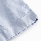 Lyseblå shorts til børn med knapper foran og opsmøget bukseben