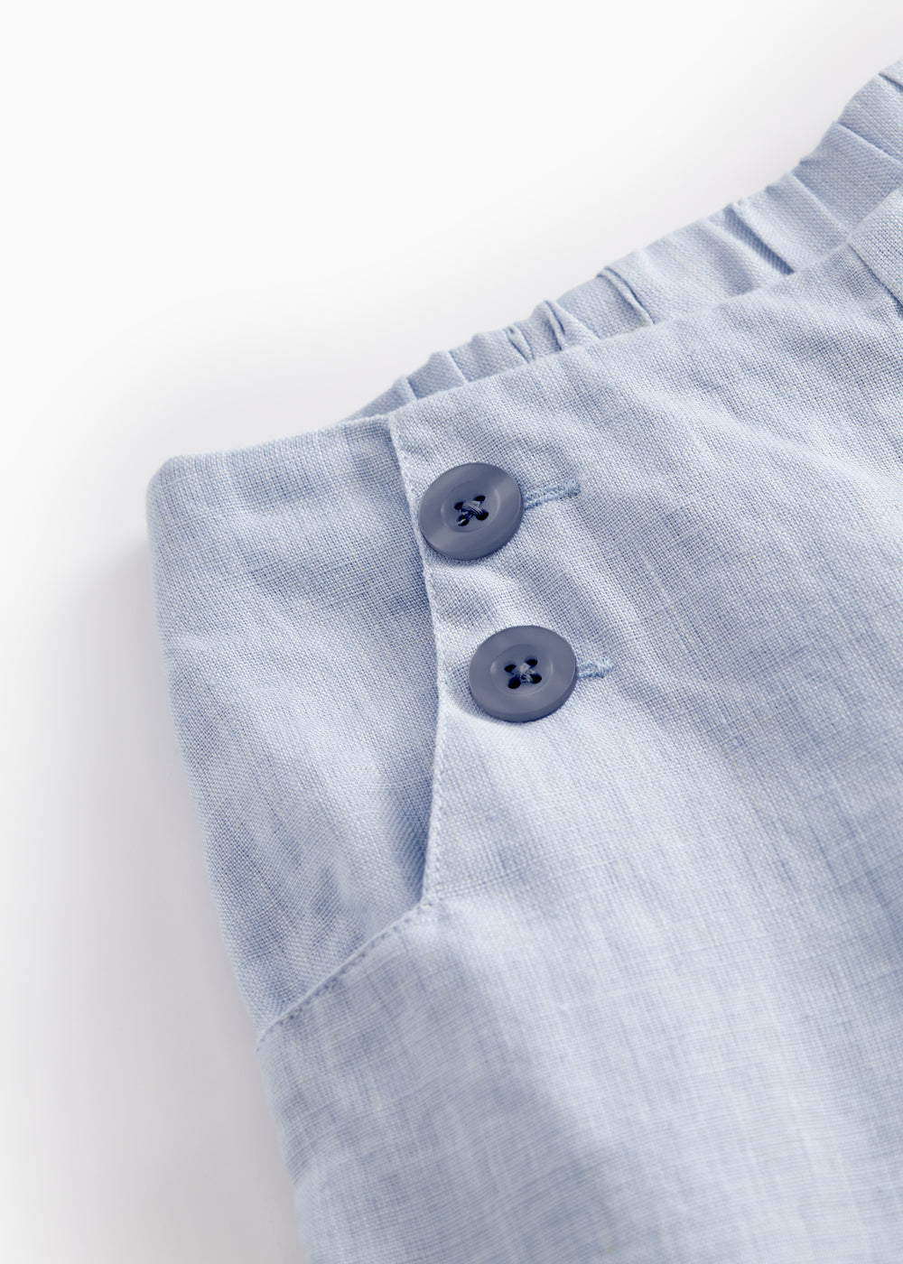 Lyseblå shorts til børn med knapper foran og opsmøget bukseben