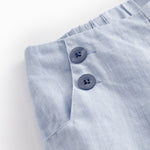 Lyseblå shorts til børn med knapper foran og opsmøget bukseben