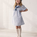 Pige iført matroshat og sjømandsinspireret kjole