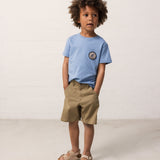 Barn iført blå T-shirt og grønne shorts