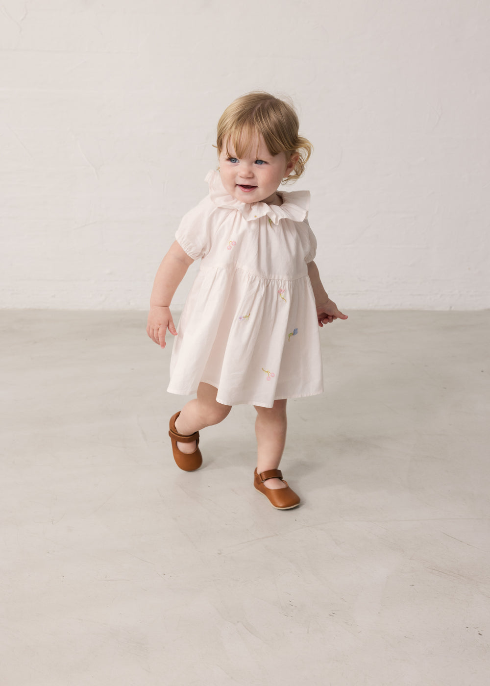 Baby pige iført Kortærmet kjole med fint blomster broderi korte ærmer og krave