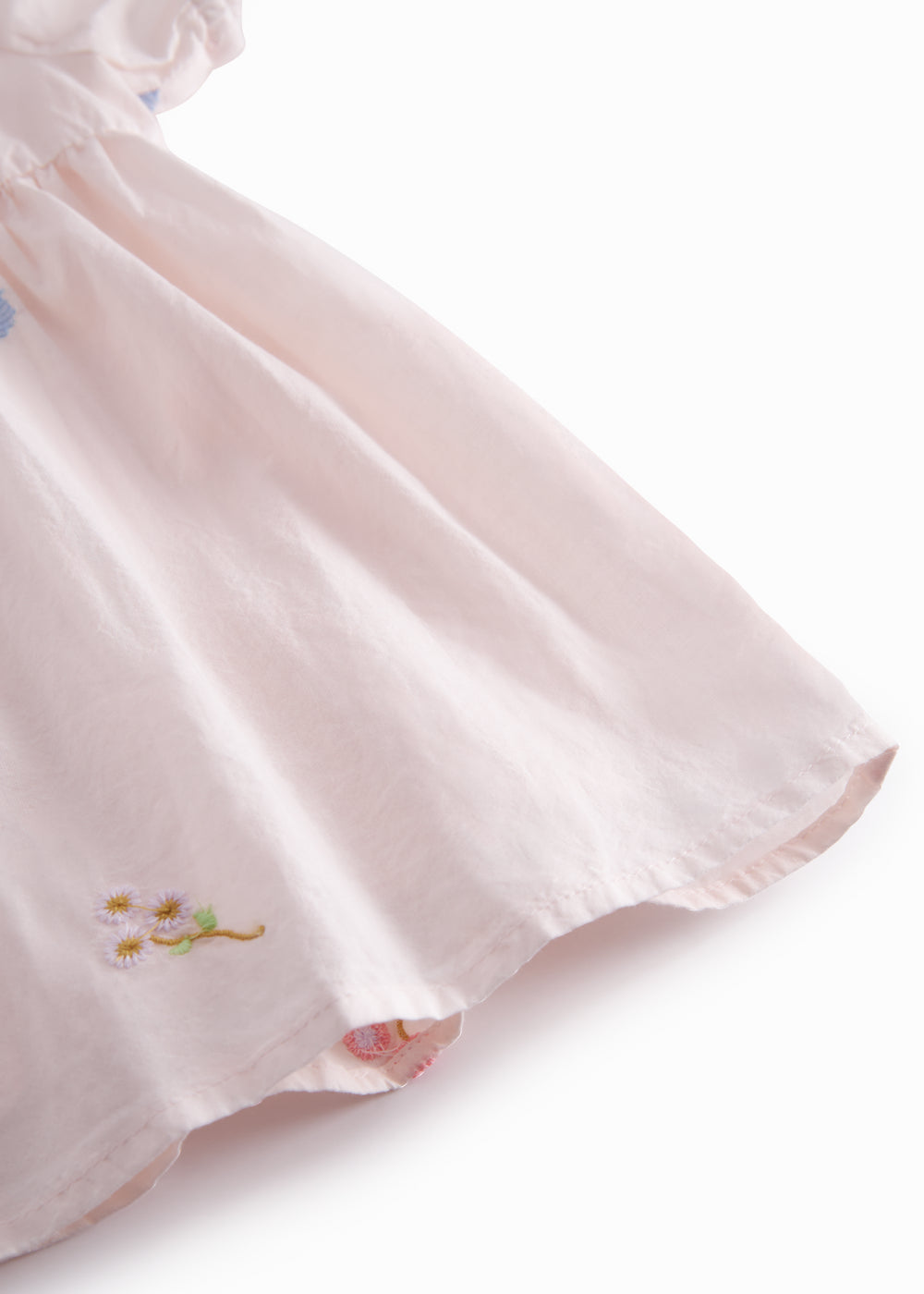 Kortærmet baby kjole med fint blomster broderi korte ærmer og krave