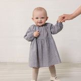 Baby iført Langærmet ternet kjole