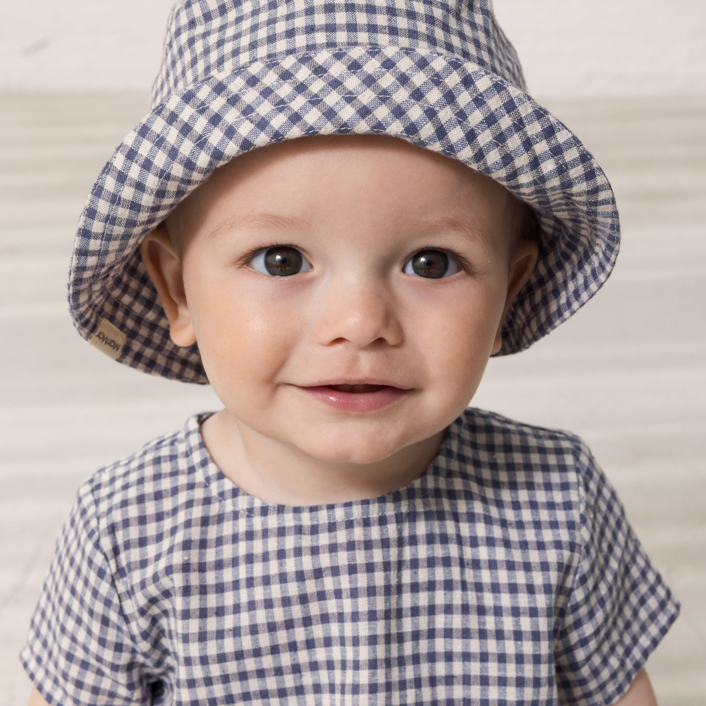 Baby i ternet hat og bluse