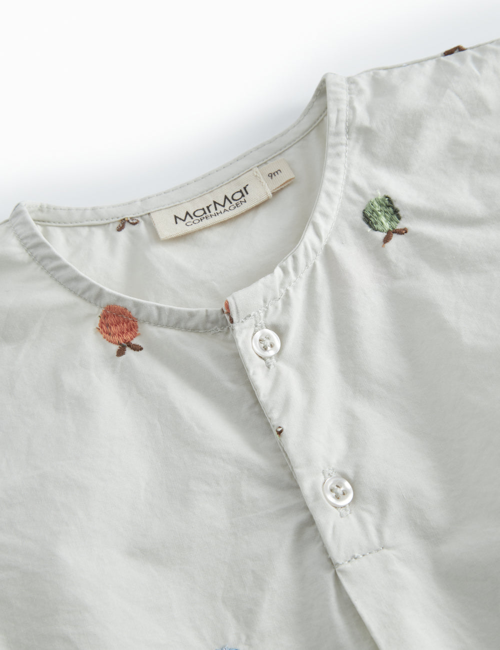 Lys baby-T-shirt med broderede frugter og knapper