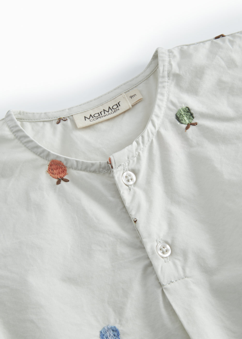 Lys baby-T-shirt med broderede frugter og knapper