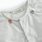 Lys baby-T-shirt med broderede frugter og knapper