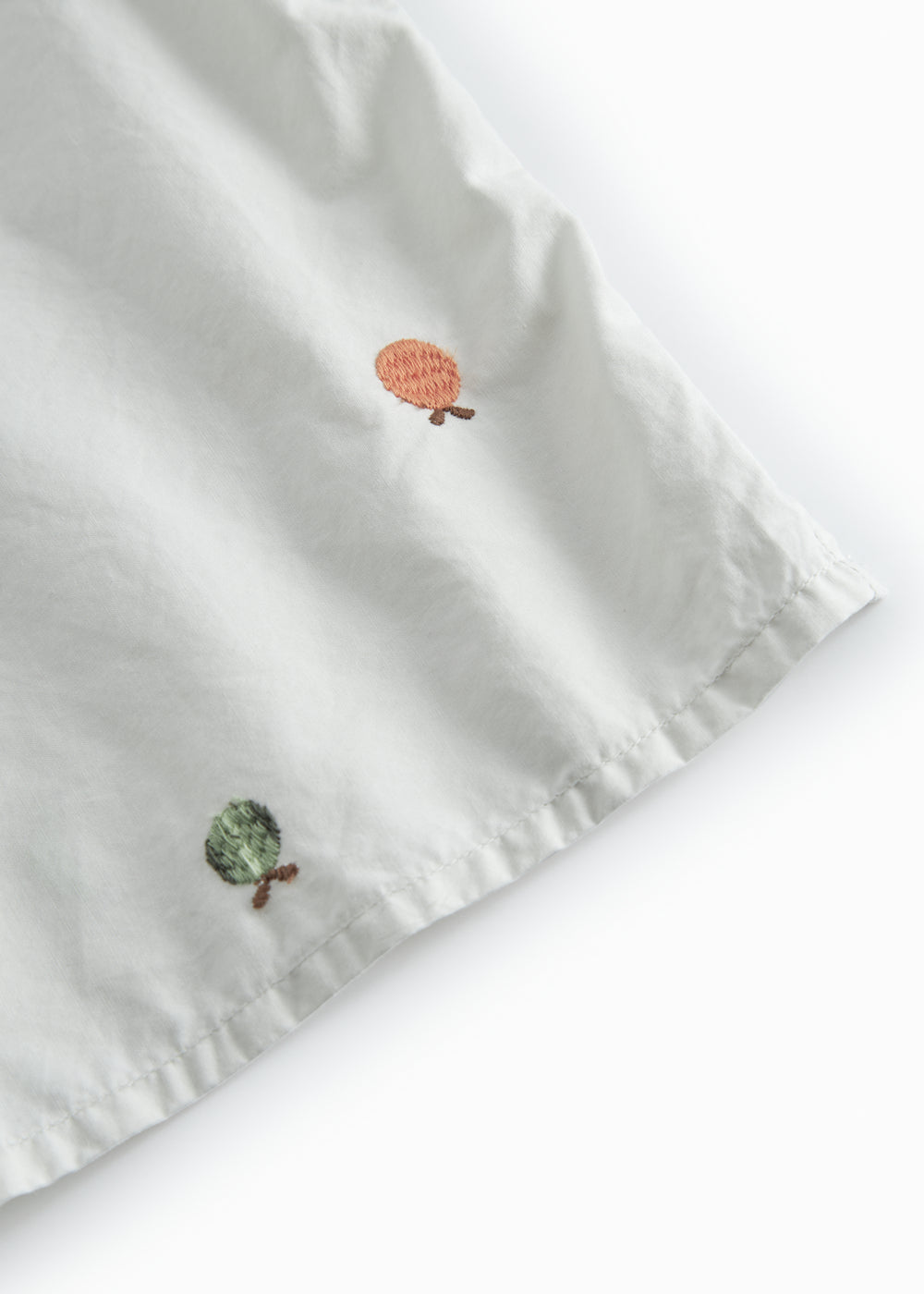 Lys baby-T-shirt med broderede frugter og knapper