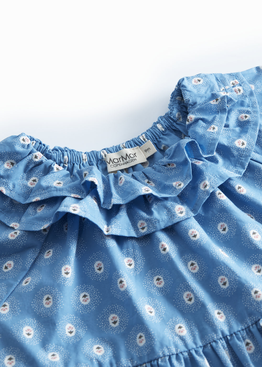 Blå babykjole med lange ærmer, flæsekrave og blomsterprint