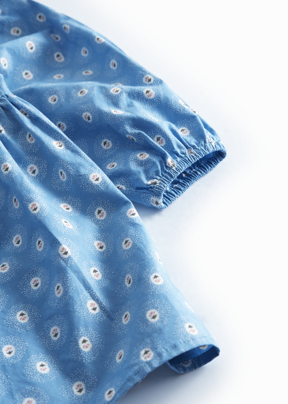 Blå babykjole med lange ærmer, flæsekrave og blomsterprint