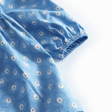 Blå babykjole med lange ærmer, flæsekrave og blomsterprint