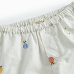 Lyse babyshorts med broderede frugter og elastisk talje