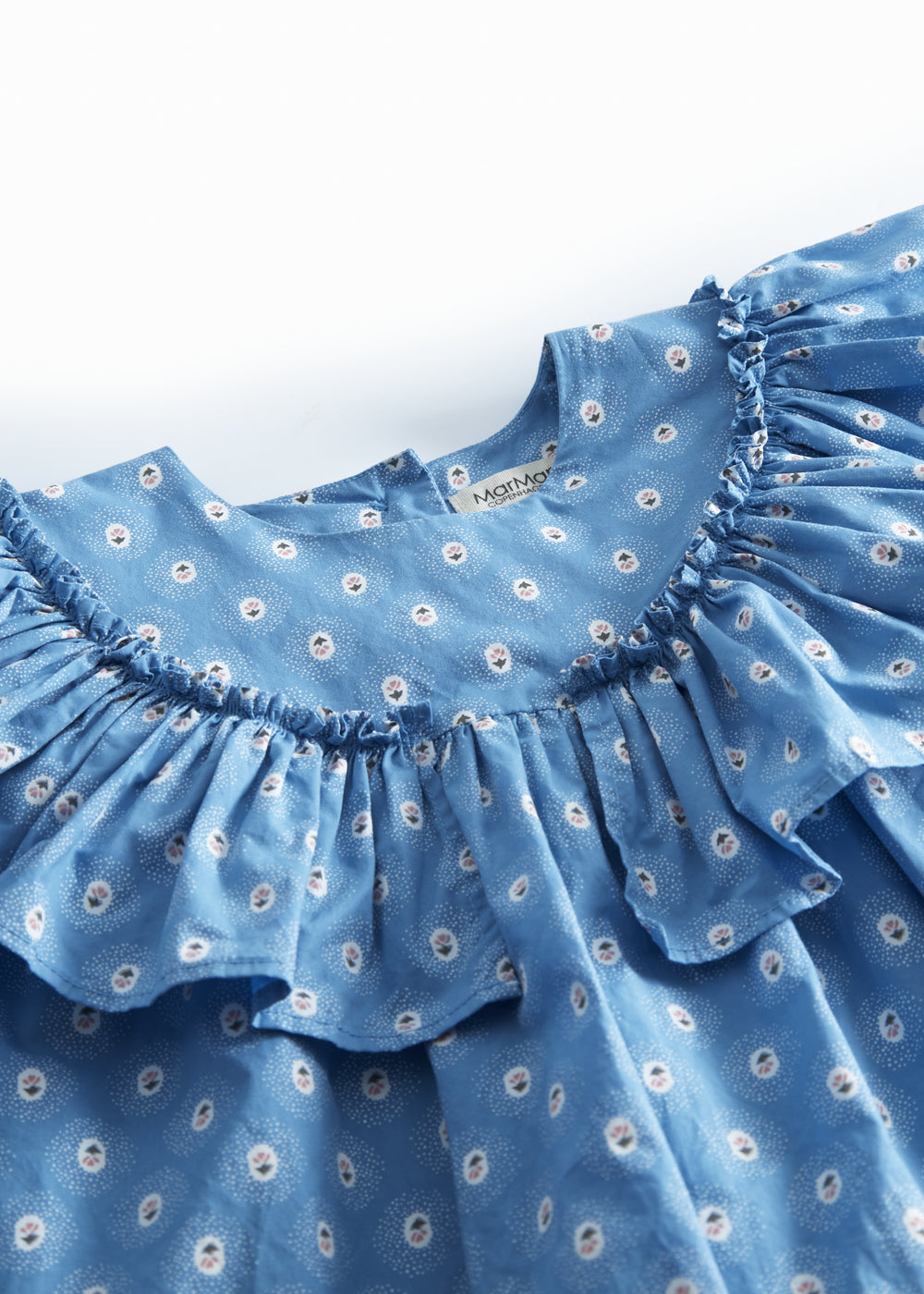 Blå børnekjole med lange ærmer, flæser  og små blomster