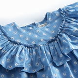 Blå børnekjole med lange ærmer, flæser  og små blomster