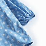 Blå børnekjole med lange ærmer, flæser  og små blomster