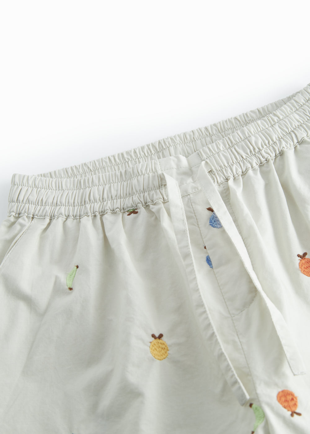 Lyse børneshorts med broderede frugter og elastisk talje