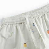 Lyse børneshorts med broderede frugter og elastisk talje