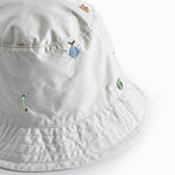 Lys bøllehat til barn med broderede frugter