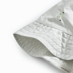 Lys bøllehat til barn med broderede frugter