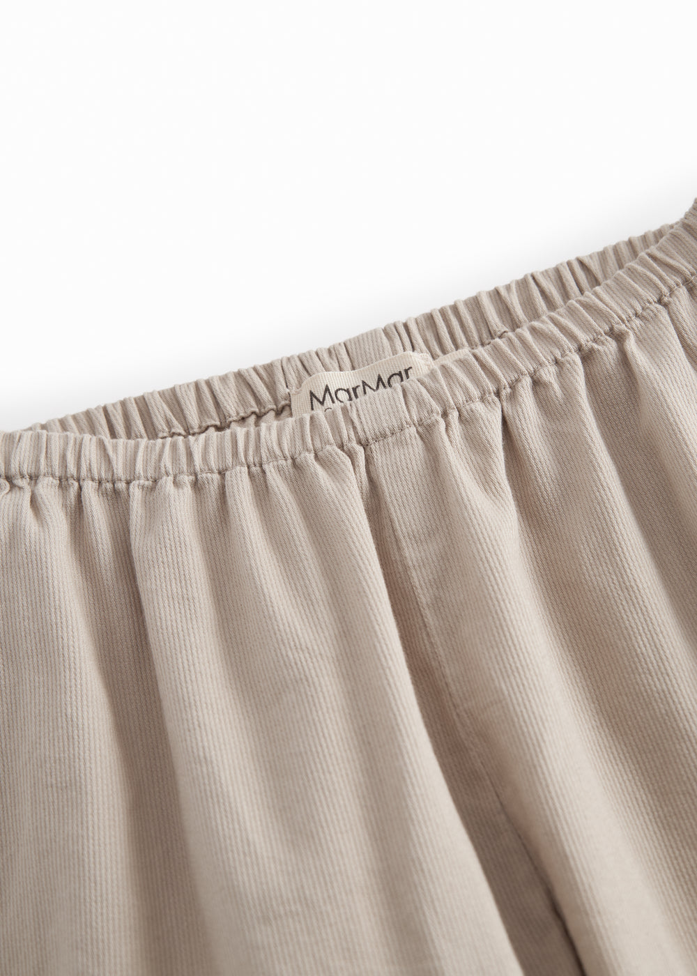 Grå bukser til baby med en løs pasform, lomme bagpå samt elastik i taljen