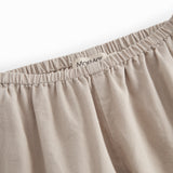 Grå bukser til baby med en løs pasform, lomme bagpå samt elastik i taljen