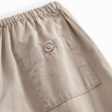 Grå bukser til baby med en løs pasform, lomme bagpå samt elastik i taljen