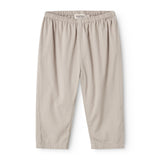 Grå bukser til baby med en løs pasform, lomme bagpå samt elastik i taljen